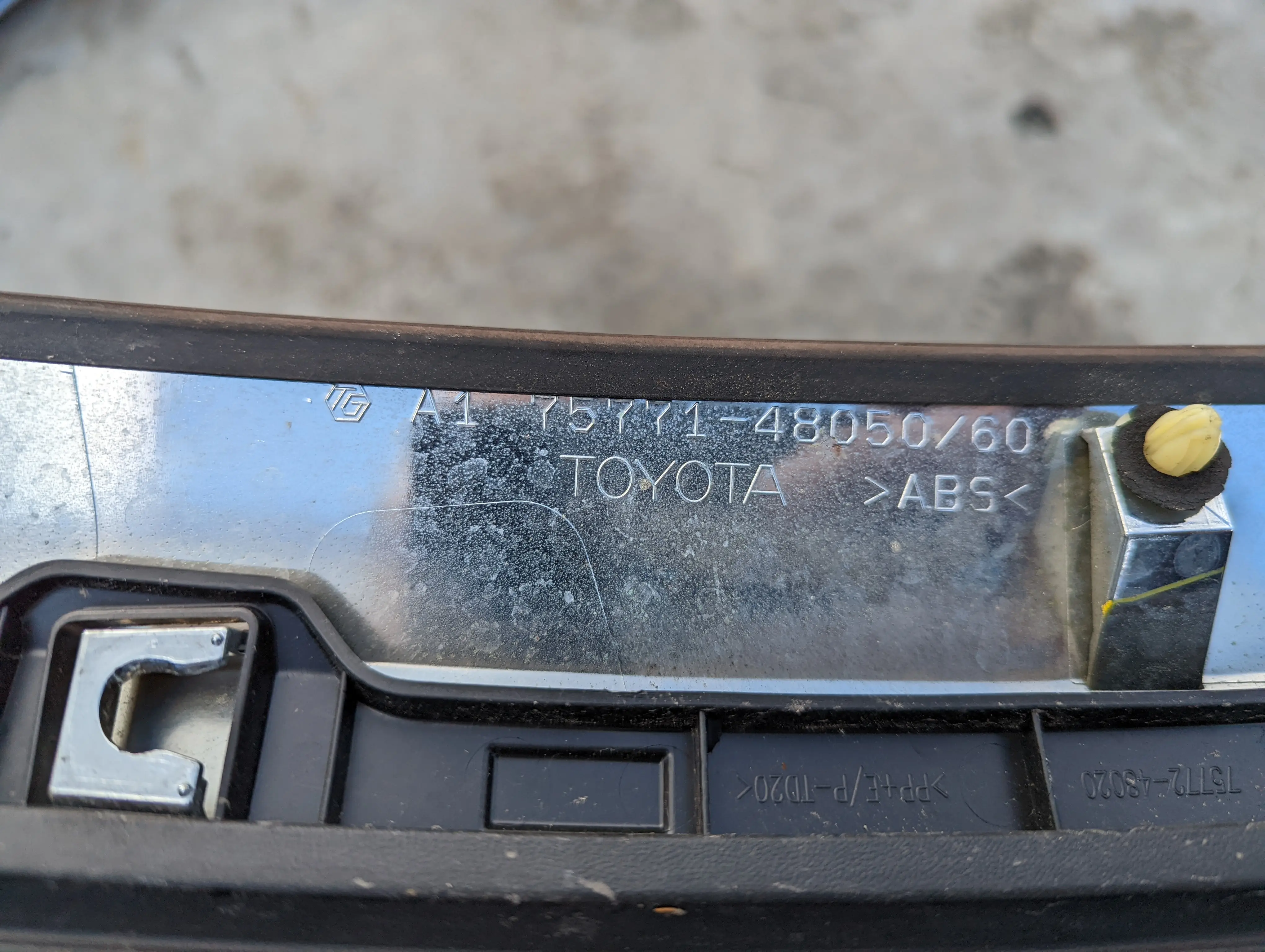 Купить Накладка на капот 7577148050 Toyota Harrier ZSU60W Код